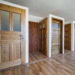 Interiérové masivní dubové dveře a nábytek